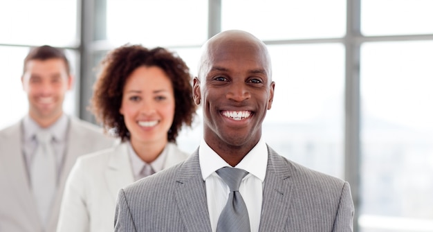 Retrato de un hombre de negocios sonriente