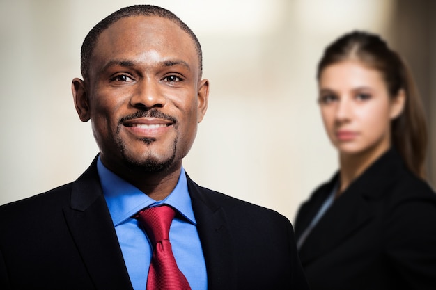 Foto retrato de un hombre de negocios sonriente