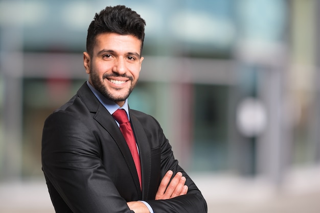 Retrato de hombre de negocios sonriente