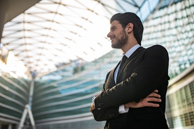 Retrato de un hombre de negocios sonriente