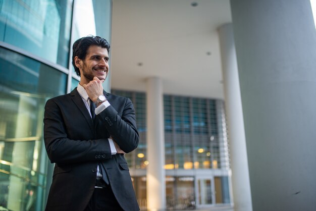 Retrato de un hombre de negocios sonriente