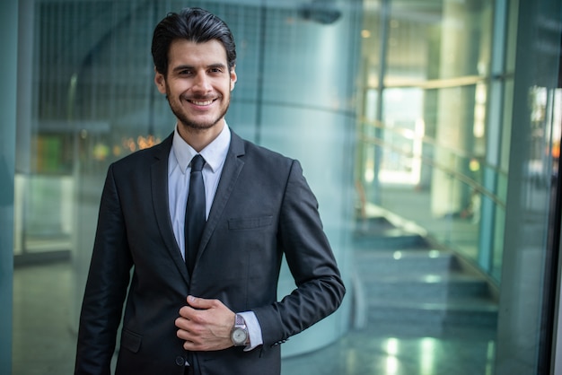 Retrato de un hombre de negocios sonriente