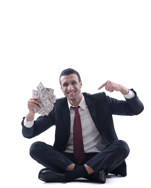 Retrato de un hombre de negocios sosteniendo y atrapando billetes de dinero que caen, aislado en fondo blanco en el estudio