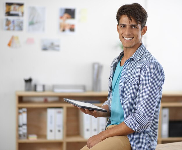 Foto retrato de hombre de negocios y tableta en la oficina para diseño gráfico, planificación, investigación y gestión de software artista de diseño digital feliz o trabajador creativo con inicio de proyecto en línea o tecnología