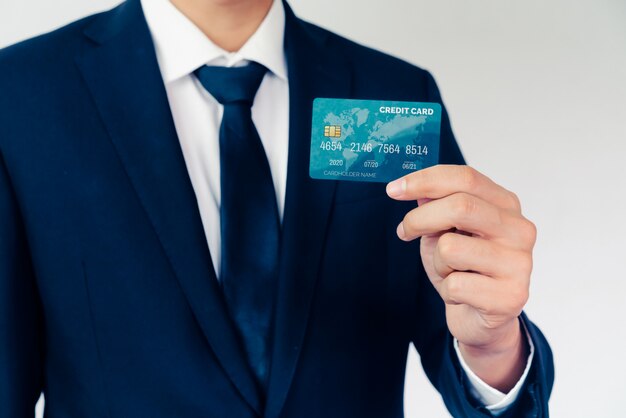 Retrato de un hombre de negocios con una tarjeta de crédito.