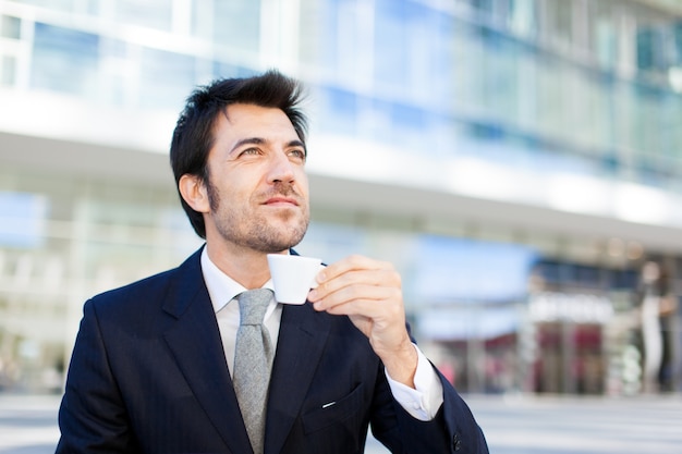 Retrato de un hombre de negocios tomando un café