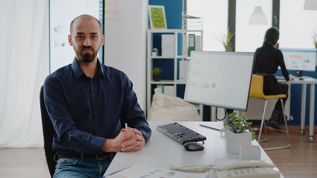 Retrato de hombre de negocios trabajando en equipo en la oficina. Persona con trabajo corporativo que usa un monitor con gráficos de tasas para la estrategia y el desarrollo de finanzas y economía. Emprendedor de marketing