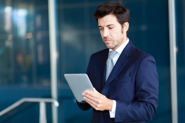 Retrato de un hombre de negocios trabajando en su tableta