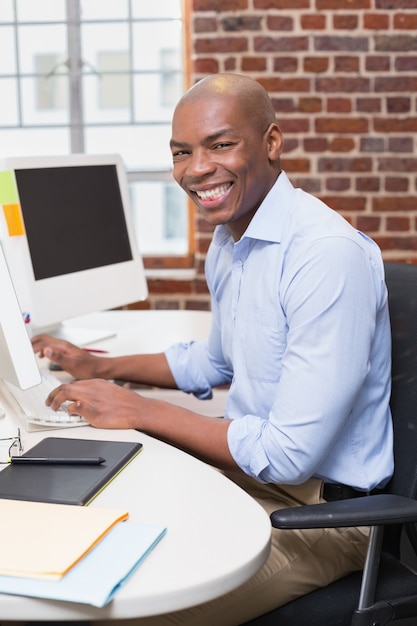 Retrato de hombre de negocios usando la computadora