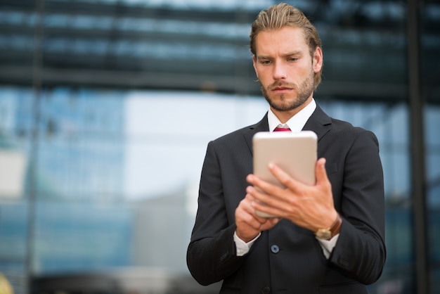 Retrato de un hombre de negocios usando su tableta