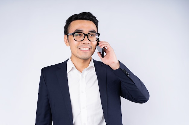 Retrato de hombre de negocios vestido con traje, aislado sobre fondo blanco.