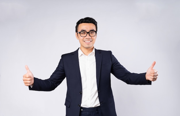 Retrato de hombre de negocios vestido con traje, aislado sobre fondo blanco.