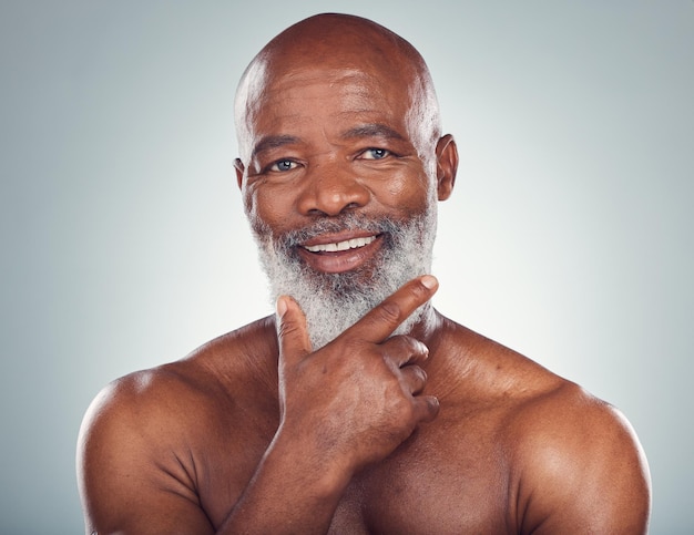 Retrato de hombre negro y cuidado de la piel para dermatología cosmética y chico sobre fondo de estudio gris Desintoxicación facial Hombres maduros africanos y caballeros mayores con tratamiento de rutina de aseo y piel suave