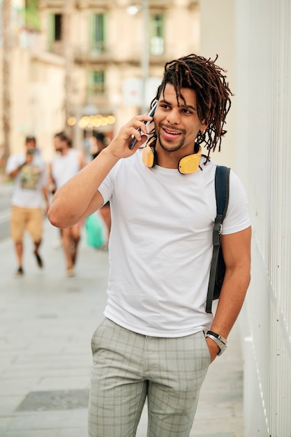 Retrato de un hombre negro con estilo de vida concepto de rastas