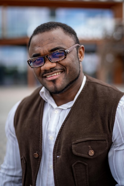 Retrato de hombre negro guapo. Joven empresario exitoso.