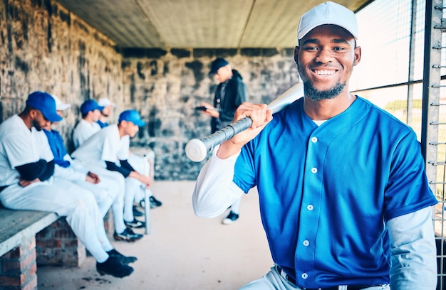 Foto retrato de hombre negro de jugador de béisbol y banquillo de estadio deportivo con equipo de softbol en juego de pelota ejercicio de entrenamiento y motivación de un joven atleta de dallas con una sonrisa para hacer ejercicio físico