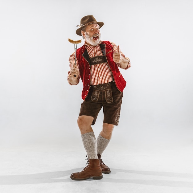 Foto retrato de hombre de oktoberfest, vistiendo la ropa tradicional bávara