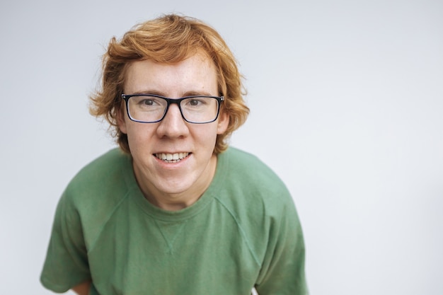 Retrato de un hombre pelirrojo con gafas