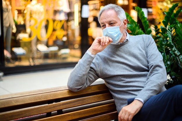 Retrato de un hombre de pensamiento triste con una máscara para protegerse del virus de la pandemia 19 covid