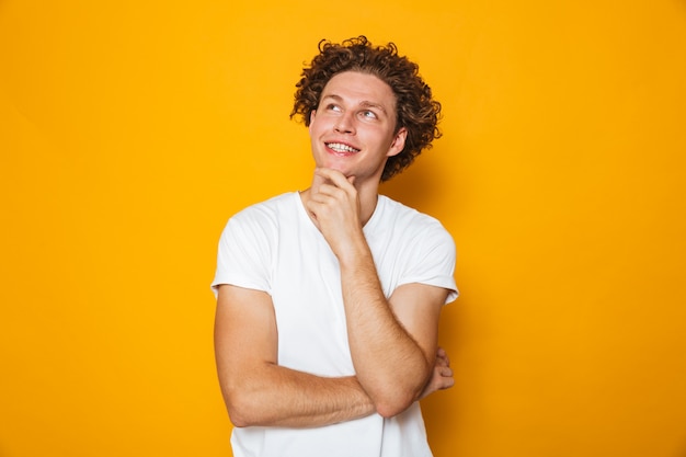 Retrato de un hombre pensativo sonriente de pelo rizado