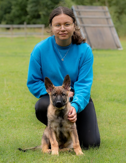 Foto retrato de un hombre con un perro en tierra