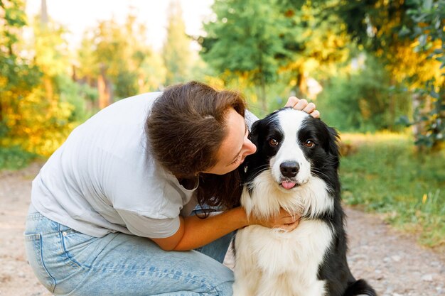 Foto retrato de un hombre con un perro