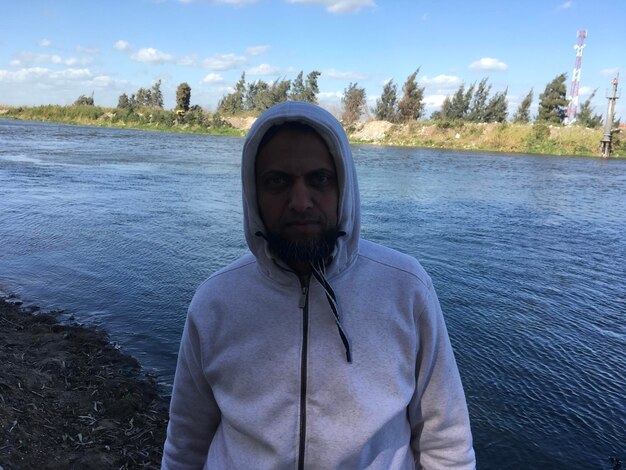 Retrato de un hombre de pie en el agua