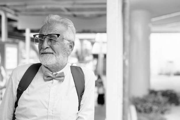 Retrato de un hombre de pie al aire libre.