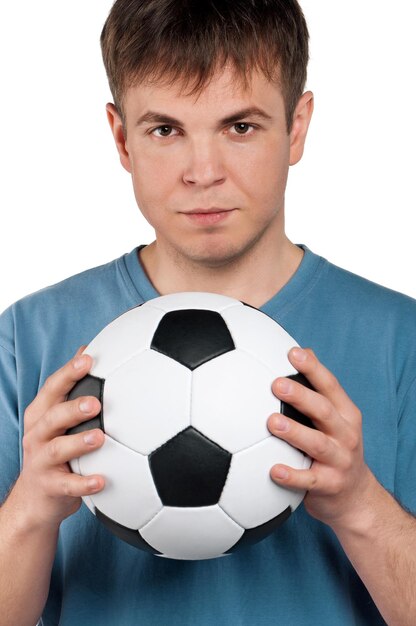 Retrato de un hombre de pie con un balón de fútbol clásico sobre fondo blanco aislado