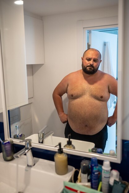 Foto retrato de un hombre de pie en el baño