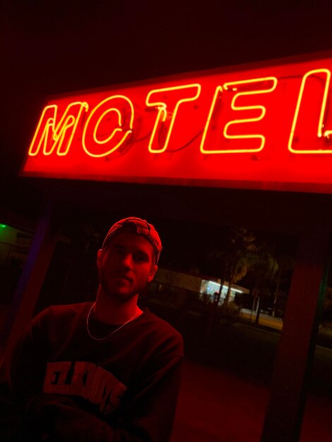 Foto retrato de un hombre de pie en la ciudad