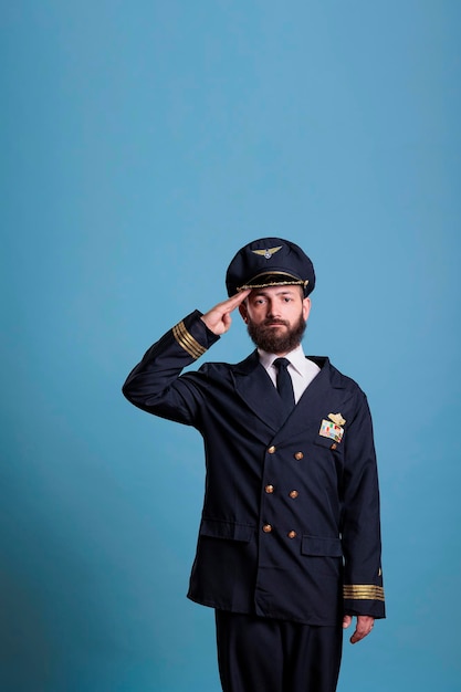 Foto retrato de un hombre de pie contra un cielo despejado