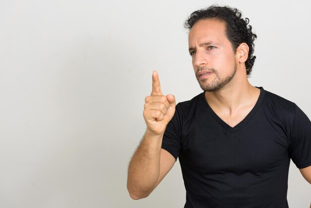 Foto retrato de un hombre de pie contra un fondo blanco