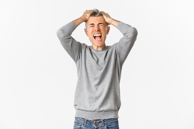 Retrato de un hombre de pie contra un fondo blanco