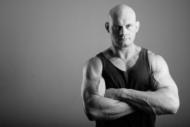 Foto retrato de un hombre de pie contra un fondo gris