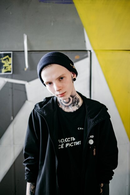 Foto retrato de un hombre de pie contra la pared