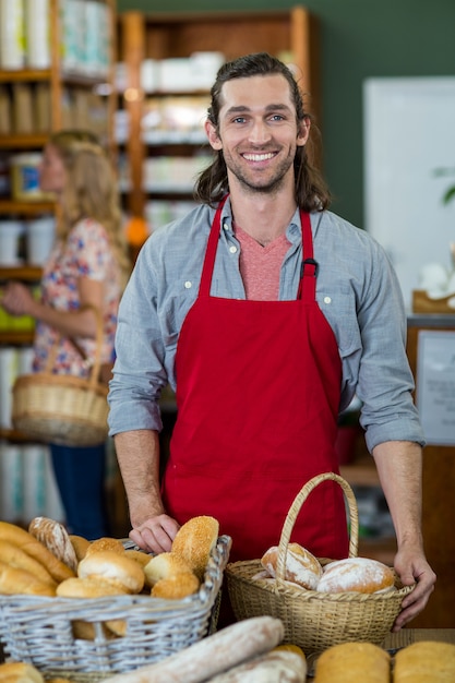 Retrato de hombre de pie en el mostrador de panadería