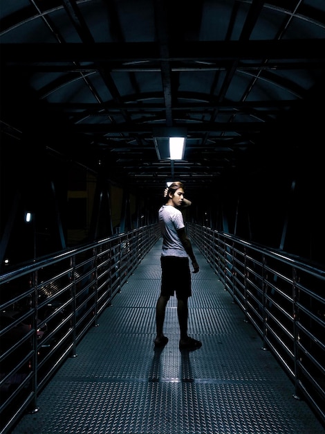 Foto retrato de un hombre de pie en una pasarela