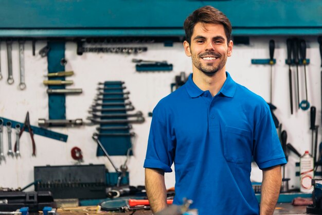 Foto retrato de un hombre de pie en un taller