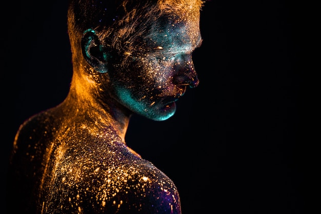 Retrato de un hombre pintado en colores UV fluorescentes.