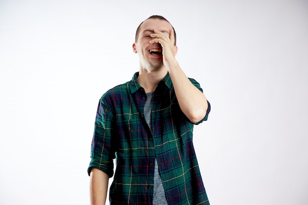 Retrato de un hombre posando en el estudio