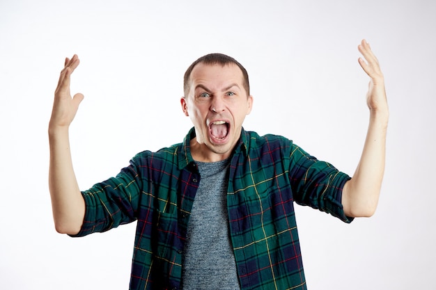 Retrato de un hombre posando en el estudio