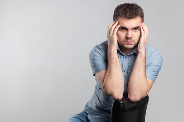 Foto retrato de hombre preocupado en depresión