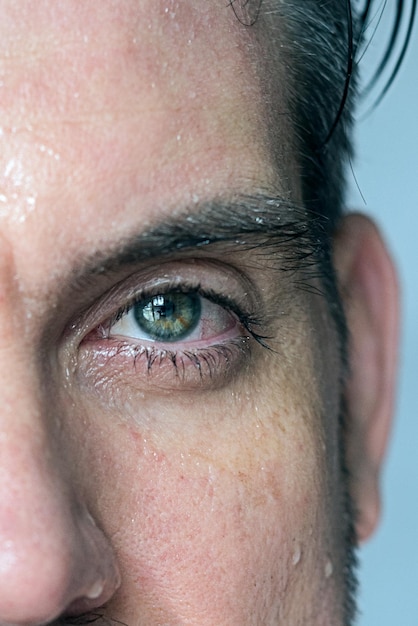 Foto retrato de un hombre en primer plano