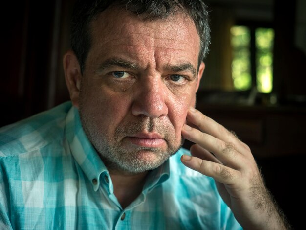 Foto retrato de un hombre en primer plano