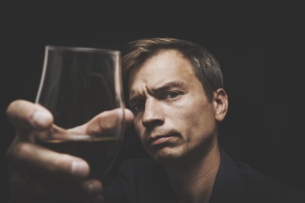 Foto retrato de un hombre en primer plano