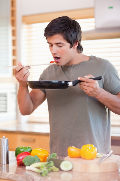 Retrato de un hombre probando su comida