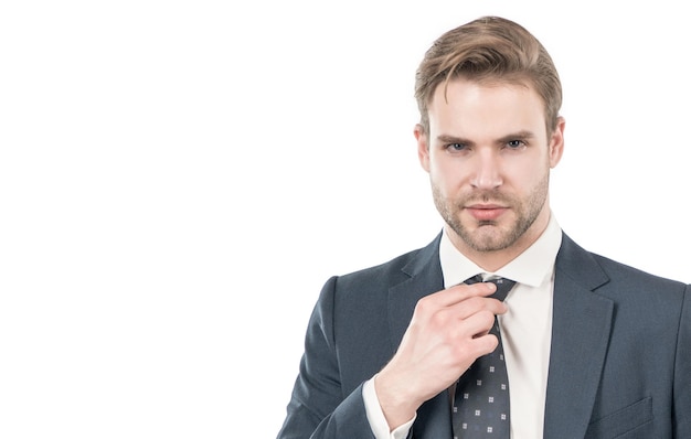 Retrato de hombre profesional serio ajustando corbata en traje de negocios formal, chico