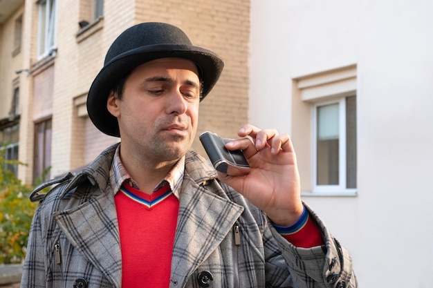 Retrato de un hombre que bebe alcohol en una calle de la ciudad Estilo de vida poco saludable