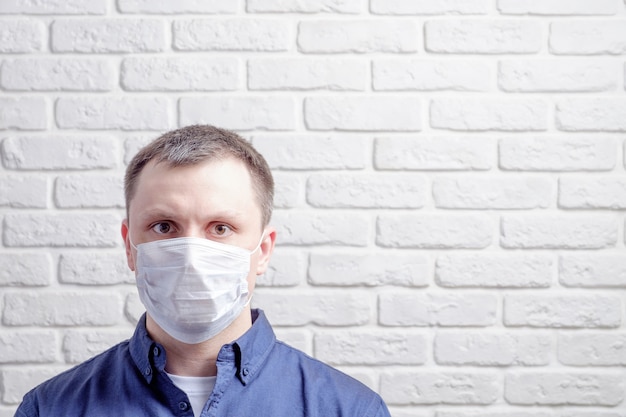 Foto retrato de un hombre que llevaba una máscara médica